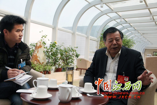 3月10日,胡振鹏在北京接受中国江西网记者专访。