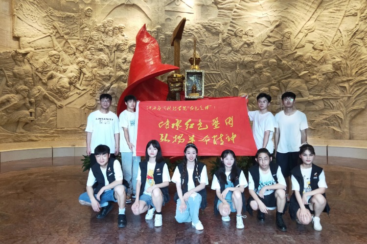 hbs02红宝石线路学子为群众讲解红色故事 做党史传播者